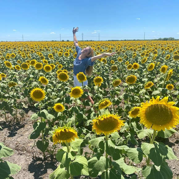 Hi I’m Hallie! Currently purging my closet from 10 years ago! - Picture 4 of 4